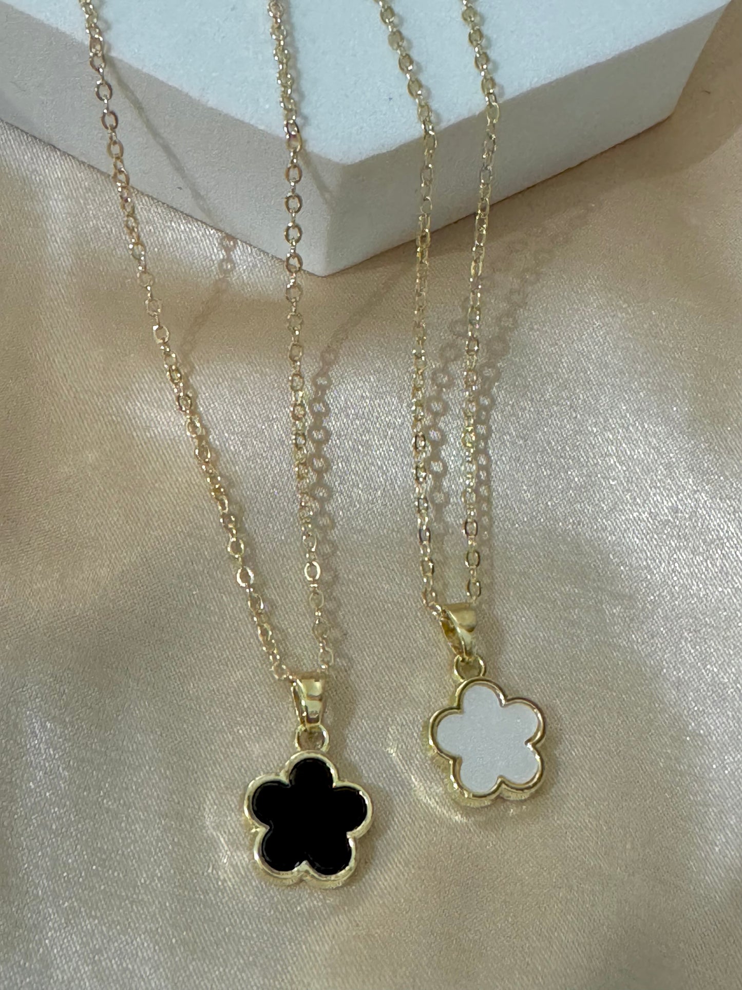 Triple Set-Cadenas Clover- Dorado/ Blanco y Negro
