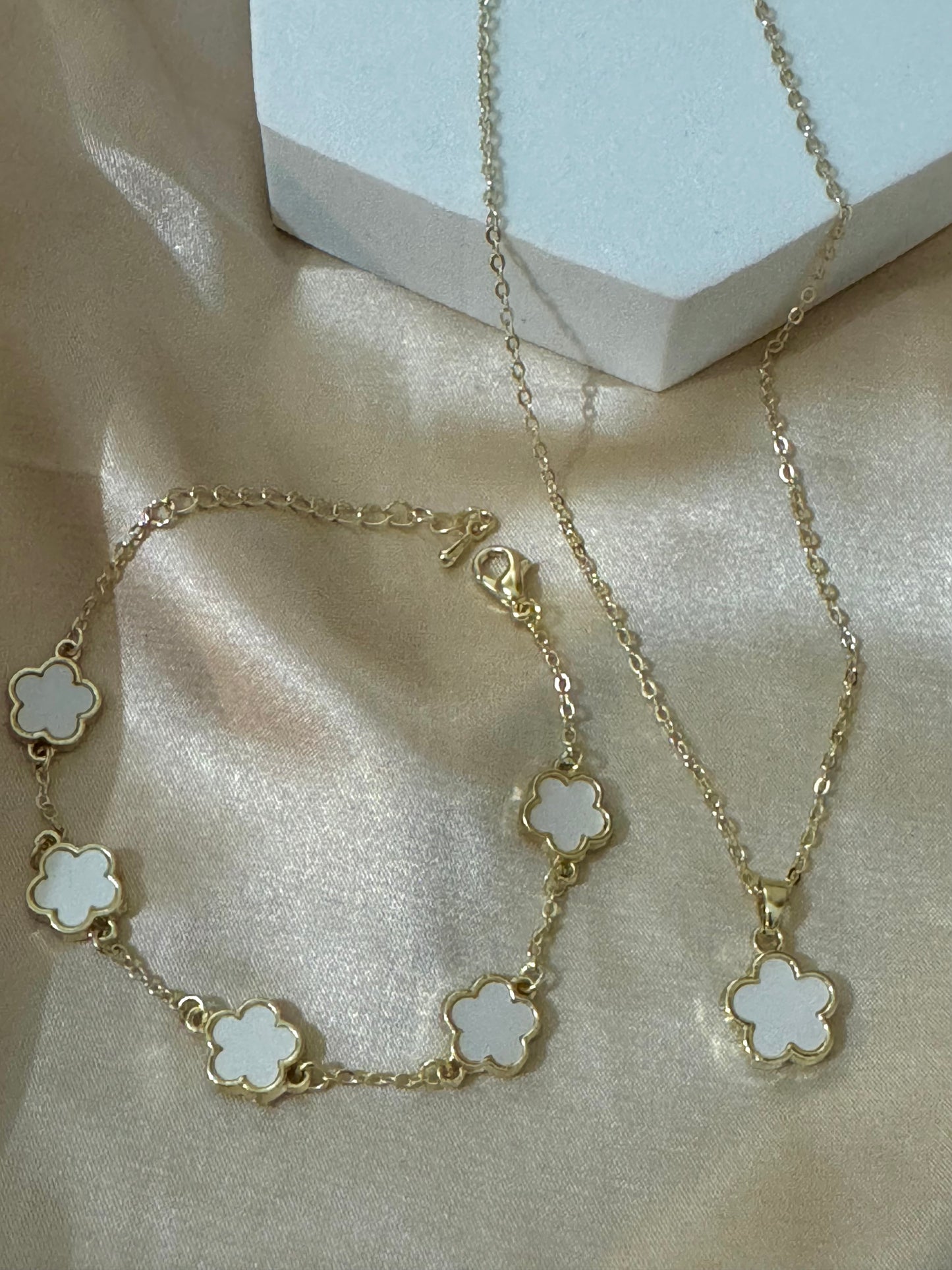 Triple Set-Cadenas Clover- Dorado/ Blanco y Negro
