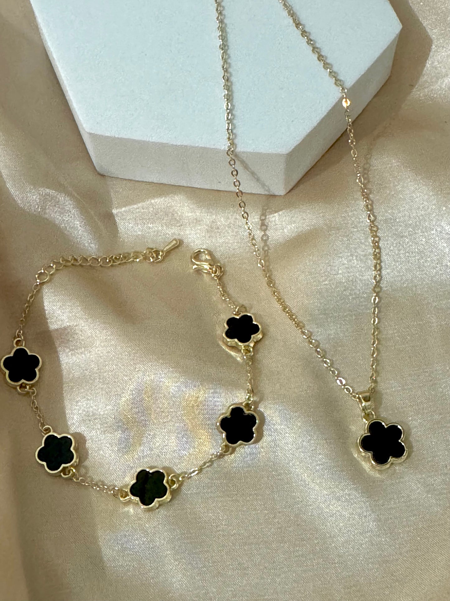 Triple Set-Cadenas Clover- Dorado/ Blanco y Negro